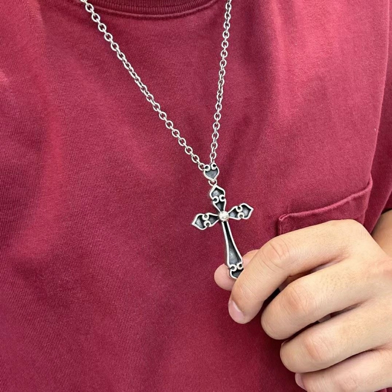 Ch*0me He**ts necklaces